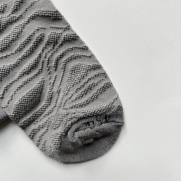 45r Gray Wave Pattern Socks - Picture 4 of 4